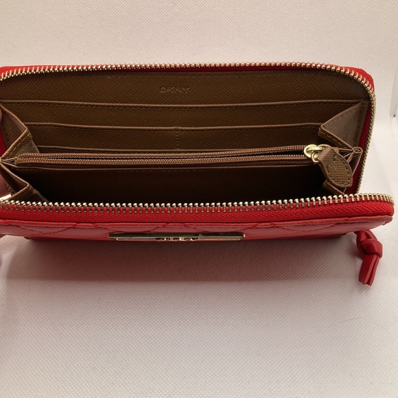 DKNY - RED QUILTED LEATHER ZIPPER CLOSE WALLET - Picture 5 of 5